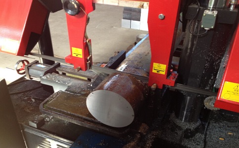 斗门卧式带锯床加工时出现明显振荡如何排查？