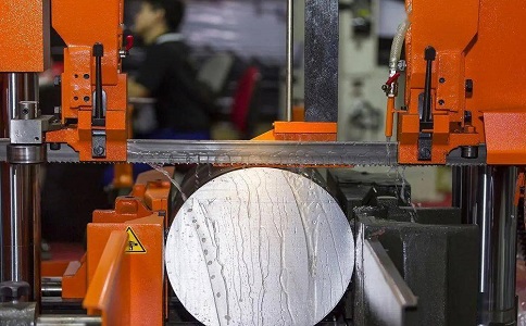 斗门立式金属带锯床切削出现跑带故障解决方法！